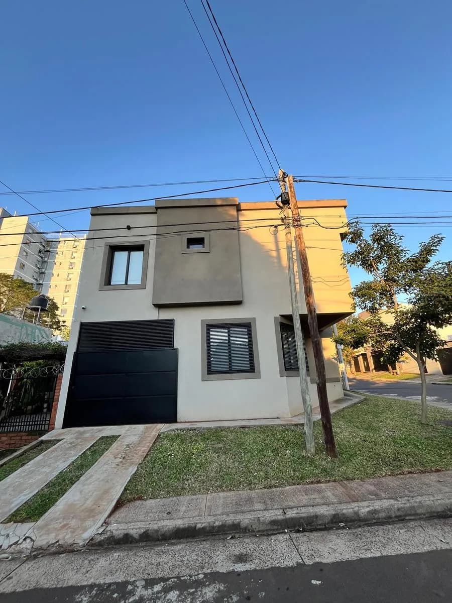 Casa tipo duplex de 3 dormitorios en venta
