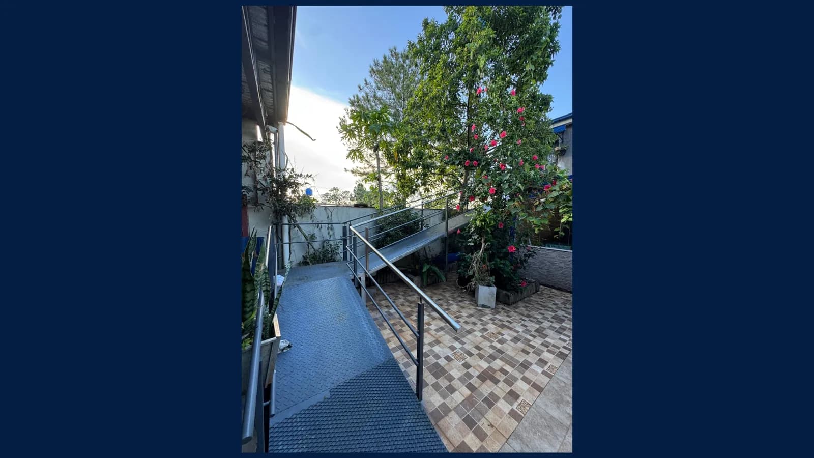 Casa en 2 Plantas y Local Comercial en VENTA