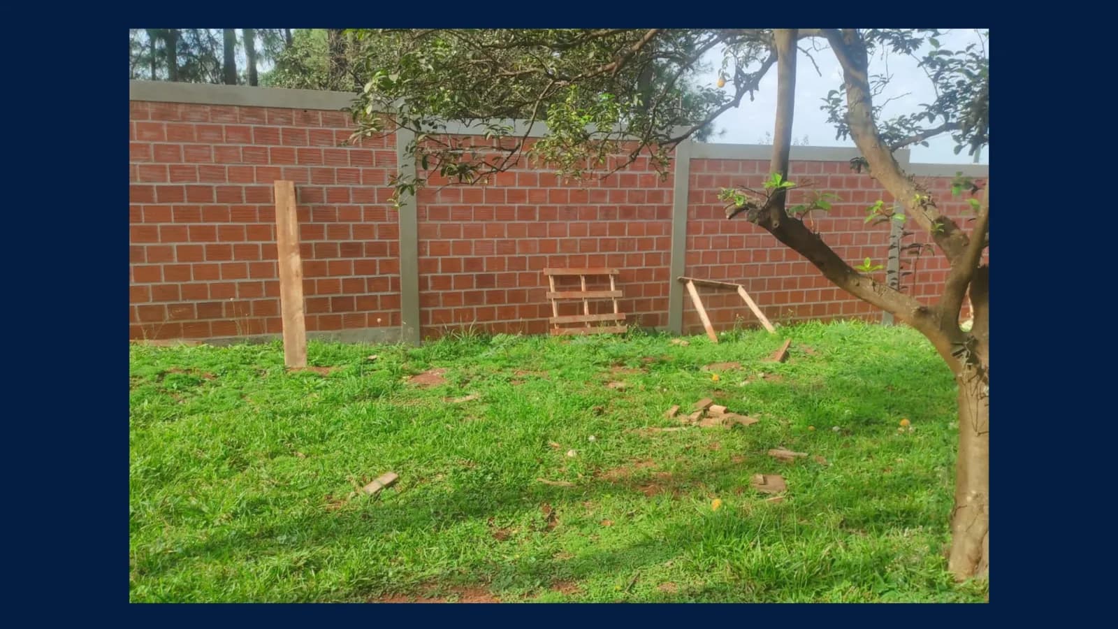 2 Terrenos Baldios en VENTA (En Esquina con Muro)