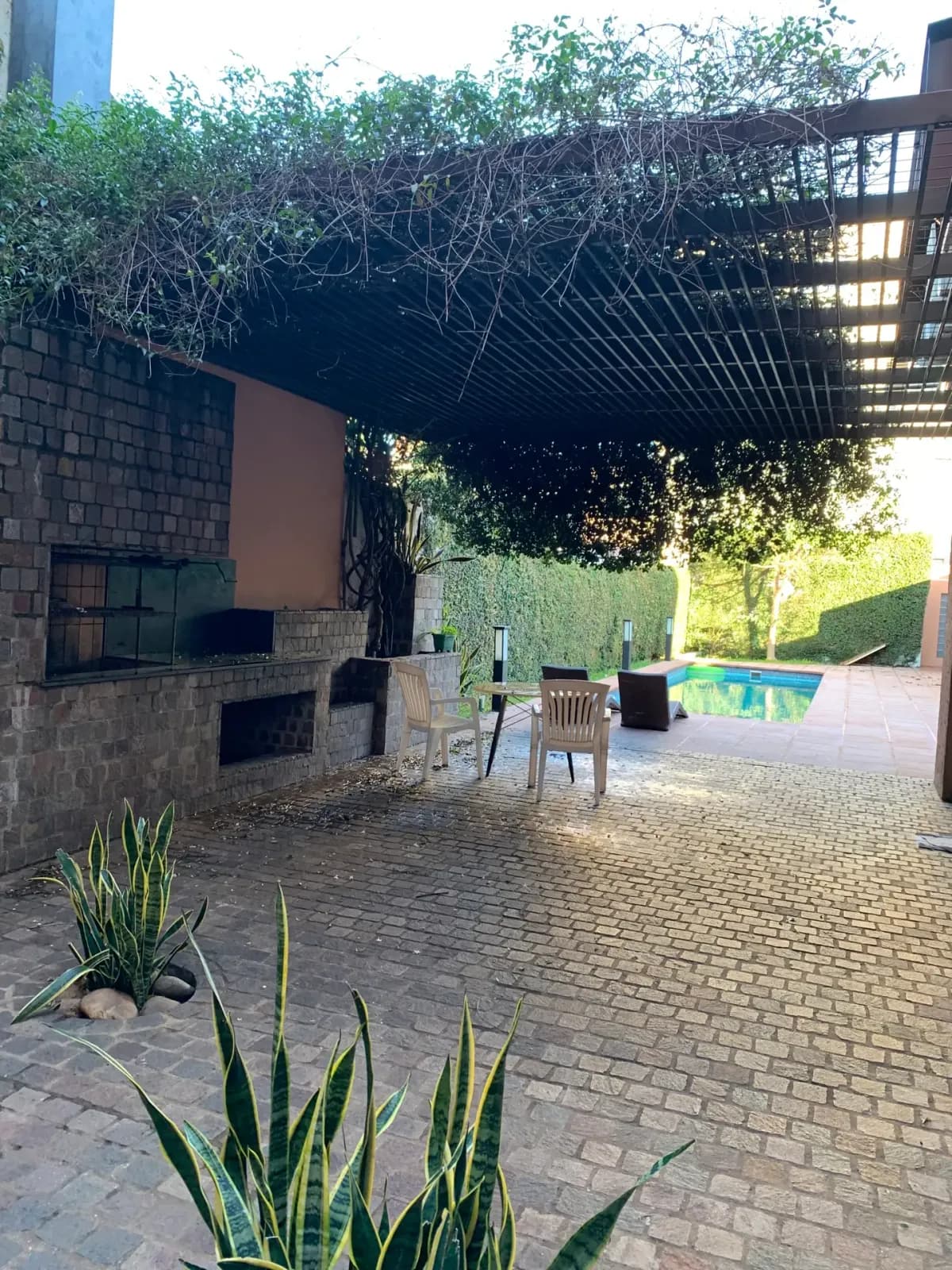 Casa de 6 de ambientes en posadas. Calidad premium, piscina y parilla. A 200 metros del california de Sta Catalina