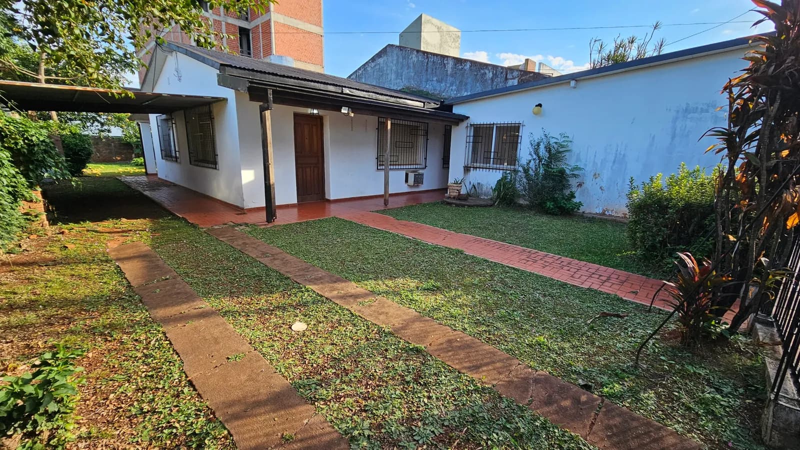 Casa 4 Dormitorios + Gran Patio (12x36m) a 50m Av. Lavalle