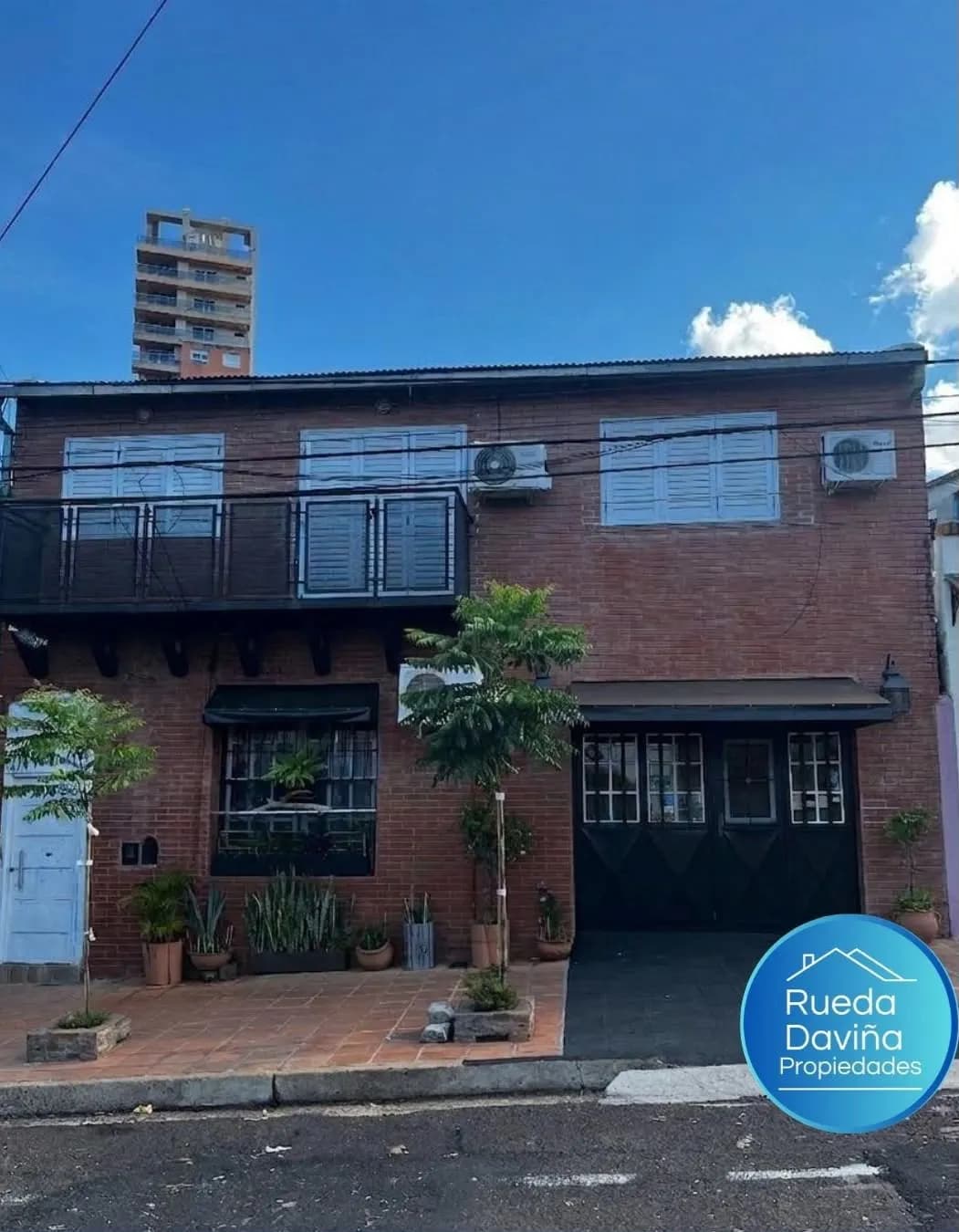 Casa de dos plantas con balcón