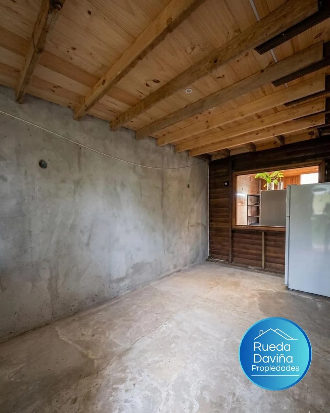 Habitación vacía con techo de madera