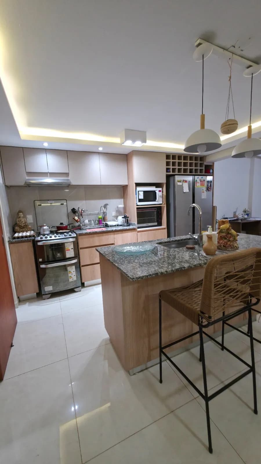 Cocina moderna con isla y banquetas