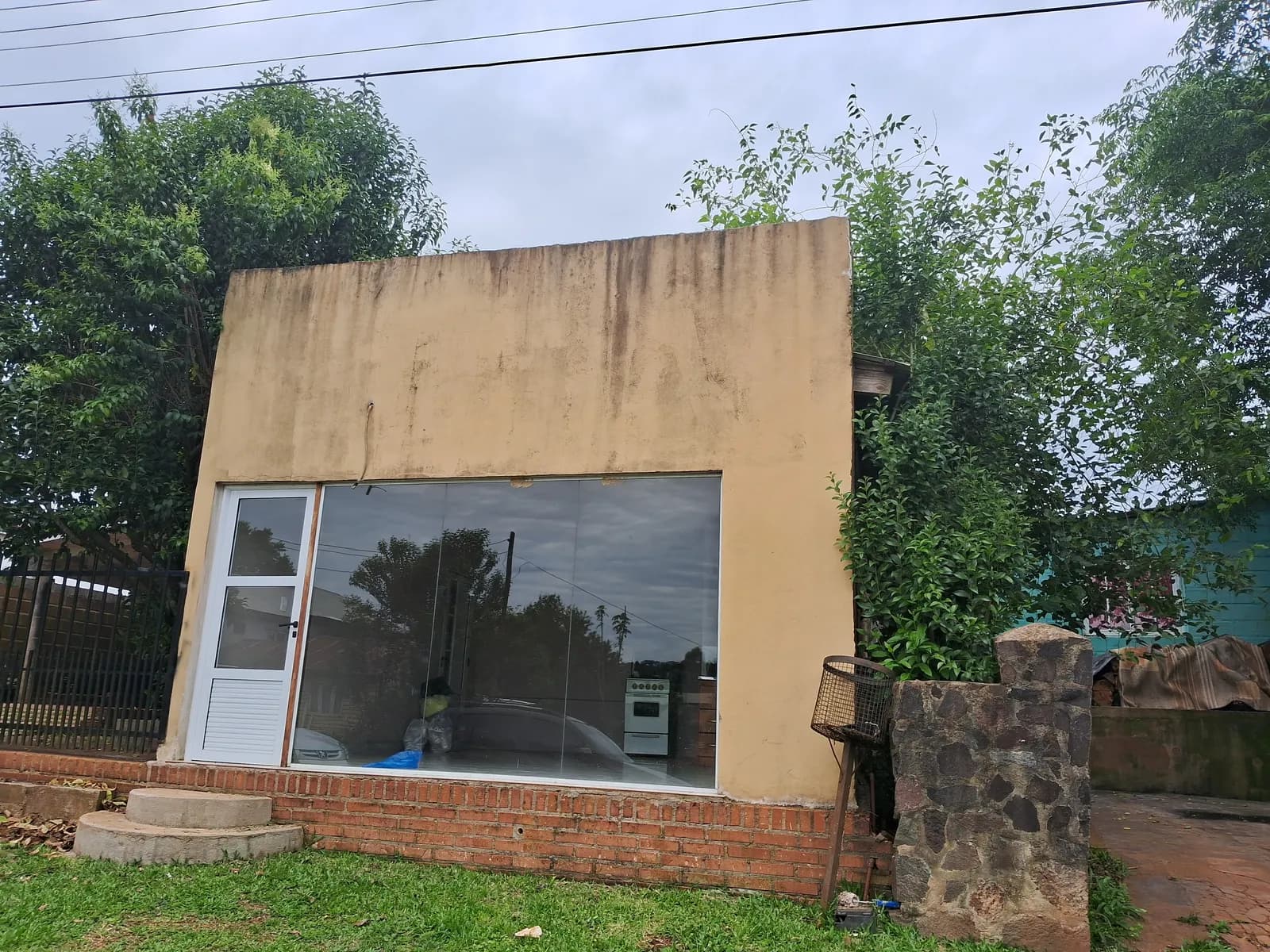 Local comercial con gran frente vidriado