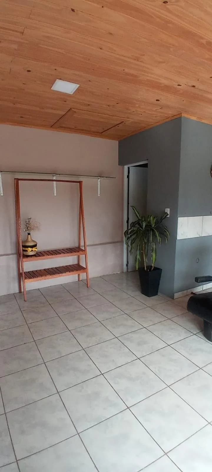 Interior moderno con techo de madera