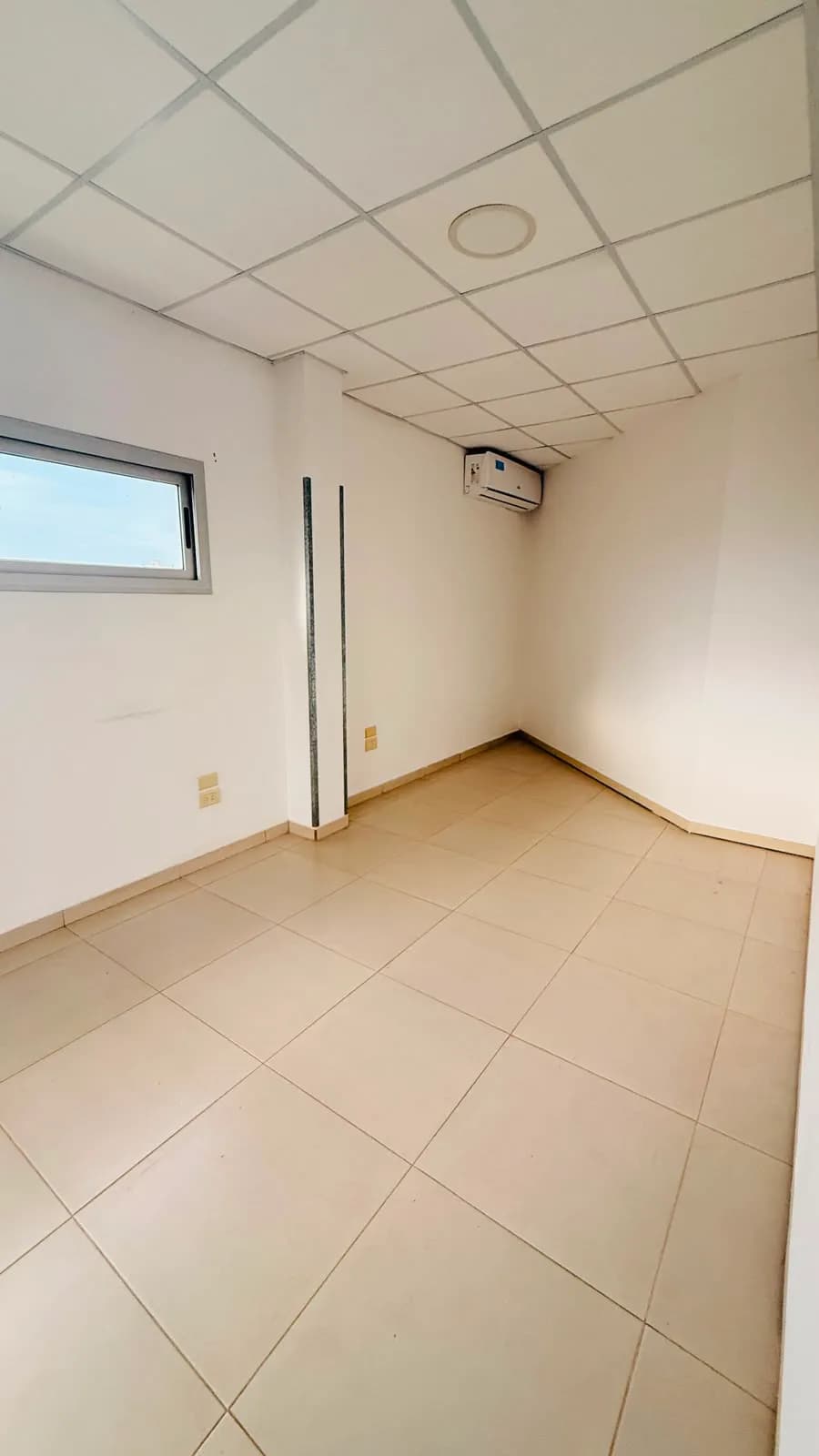 Oficina vacía con aire acondicionado
