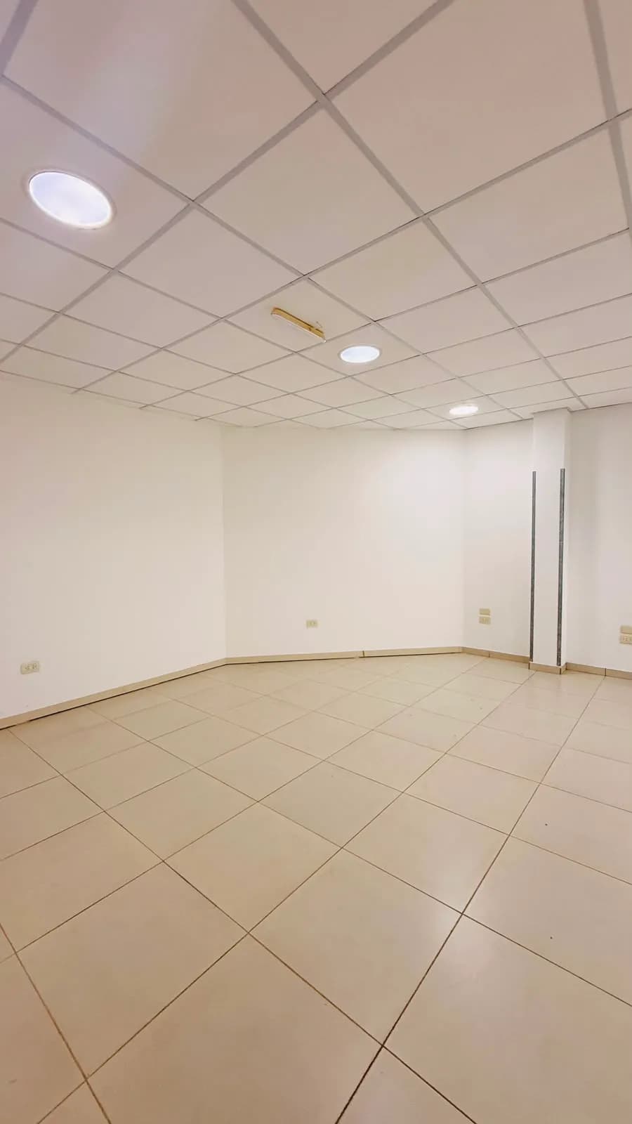 Espacio amplio vacío e iluminado