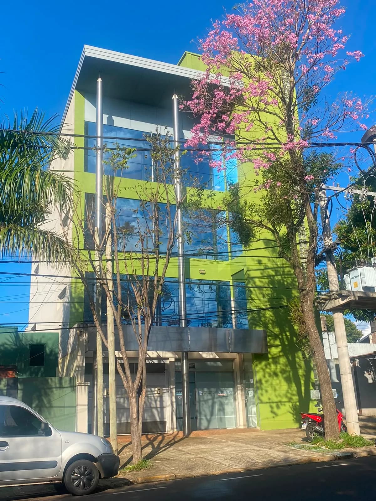 Edificio verde de fachada moderna