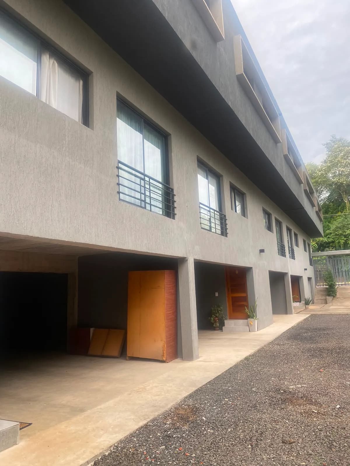Edificio moderno de fachada gris