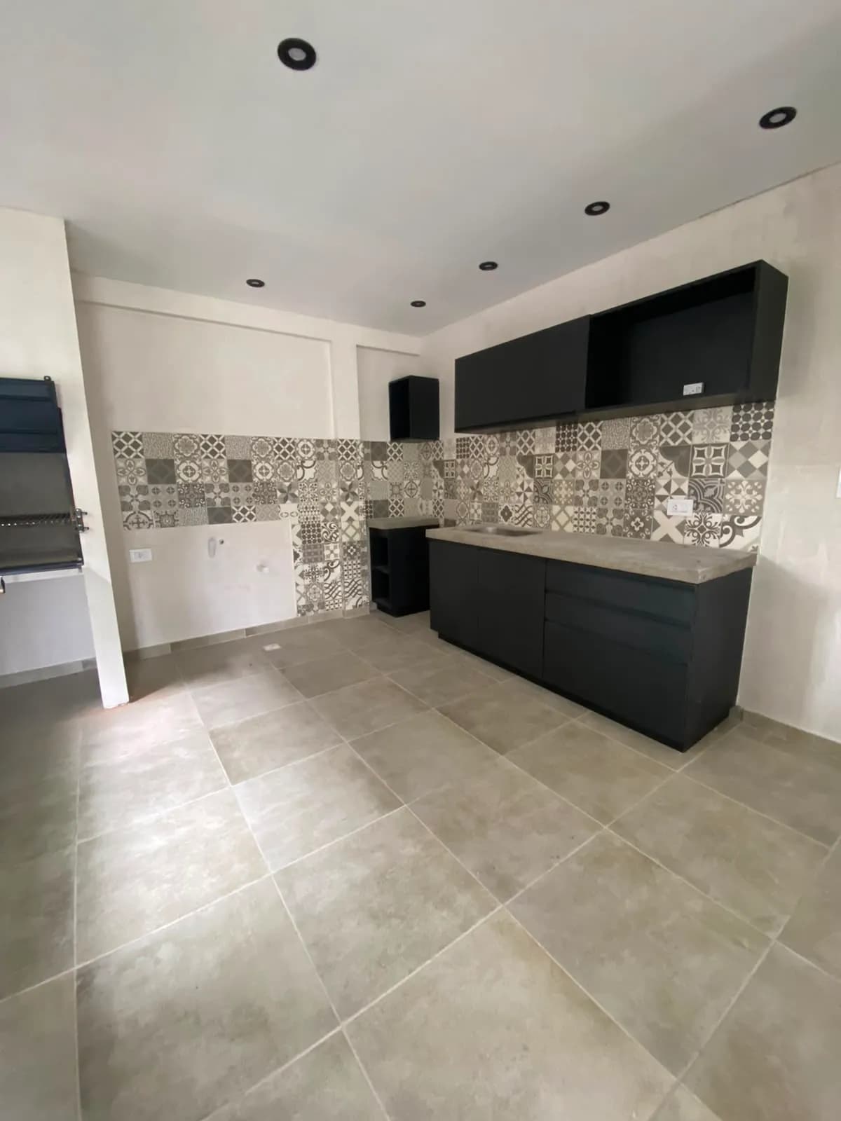 Cocina moderna con muebles negros