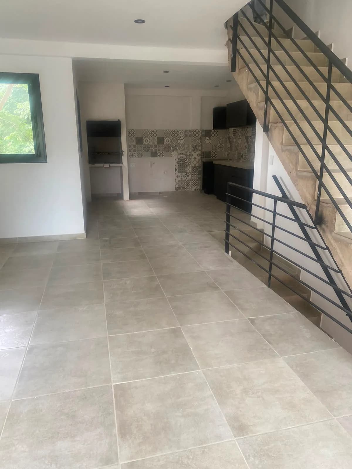 Ambiente integrado con cocina y escalera