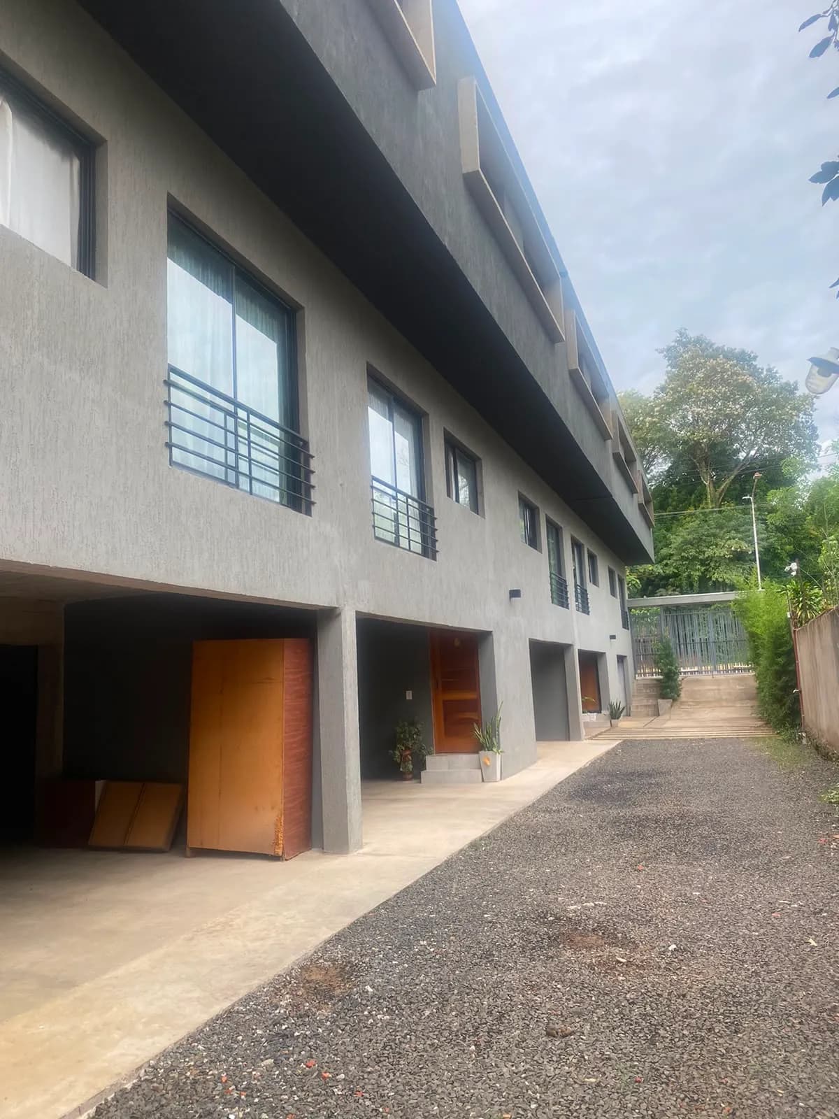 Edificio moderno de fachada gris