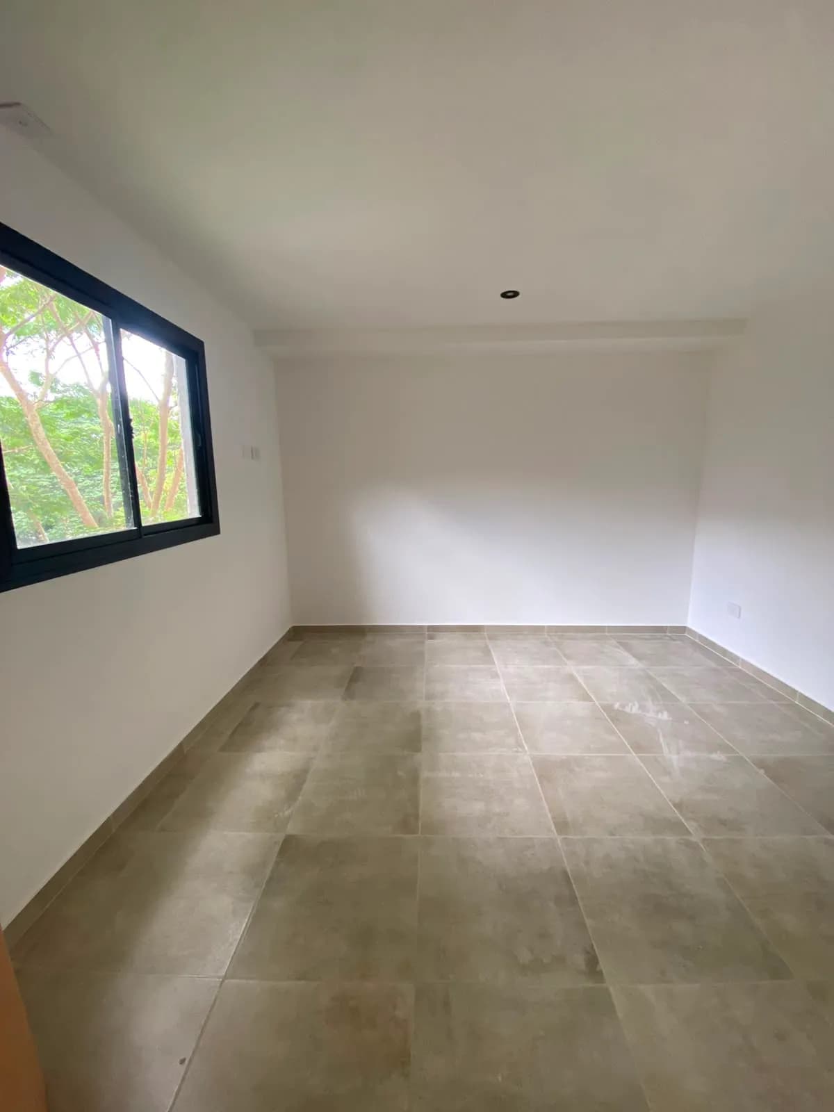 Habitación vacía con luz natural