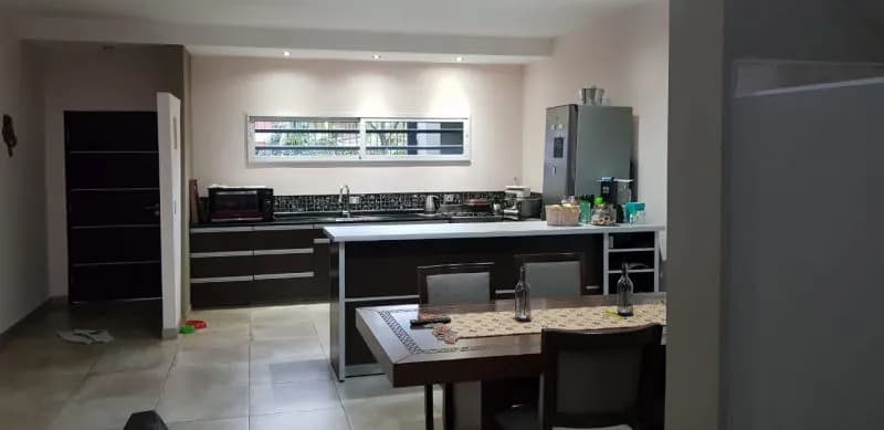 GRAN CASA MINIMALISTA, DE 3 DORMITORIOS!!!