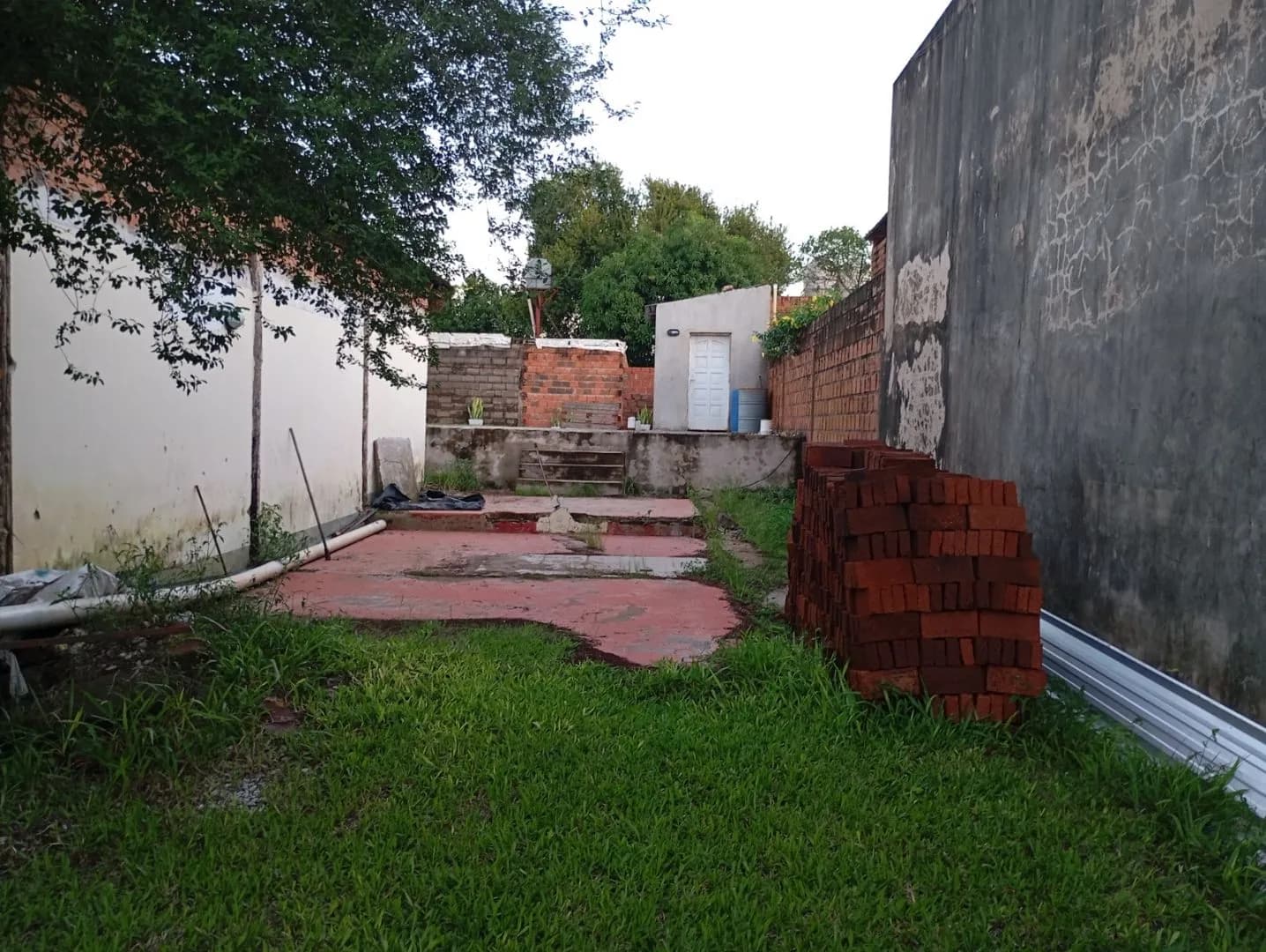 LOTE CON PILETA EN VENTA!!
