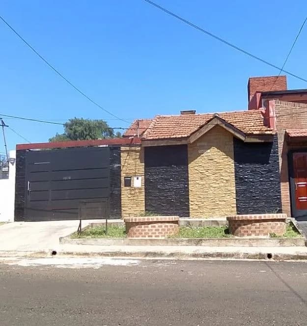 CASA DE 4 DORMITORIOS CON PISCINA EN VENTA!!