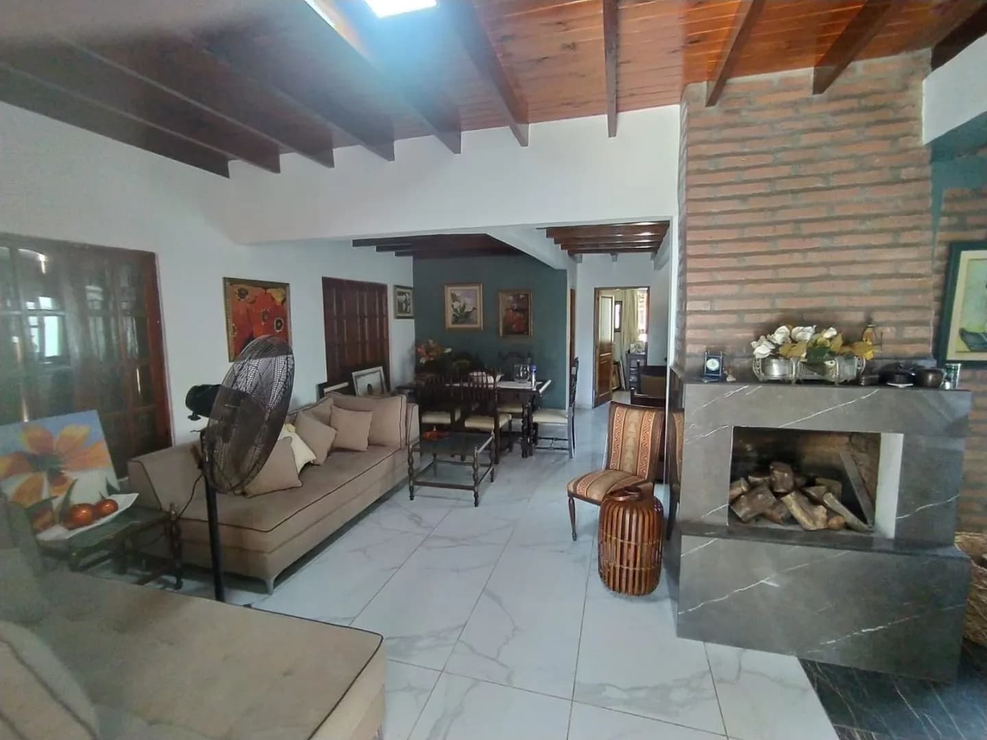 CASA DE 4 DORMITORIOS CON PISCINA EN VENTA!!