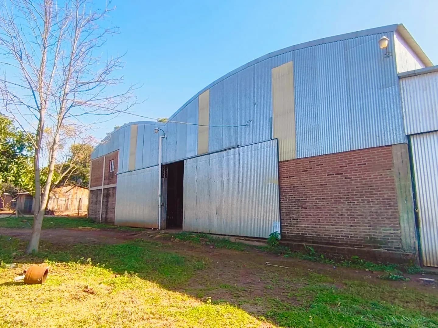 ALQUILER o VENTA - IMPORTANTE GALPÓN c/ OFICINA y DEPOSITO, en Nemesio Parma, Posadas