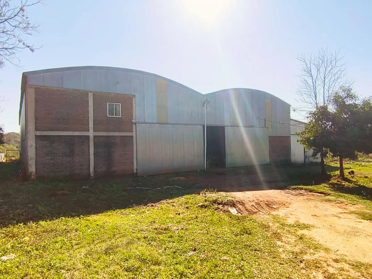 ALQUILER o VENTA - IMPORTANTE GALPÓN c/ OFICINA y DEPOSITO, en Nemesio Parma, Posadas