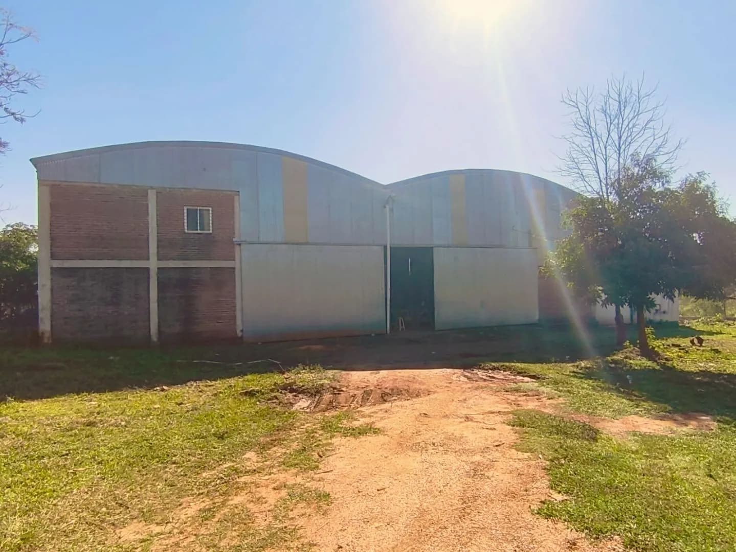 ALQUILER o VENTA - IMPORTANTE GALPÓN c/ OFICINA y DEPOSITO, en Nemesio Parma, Posadas