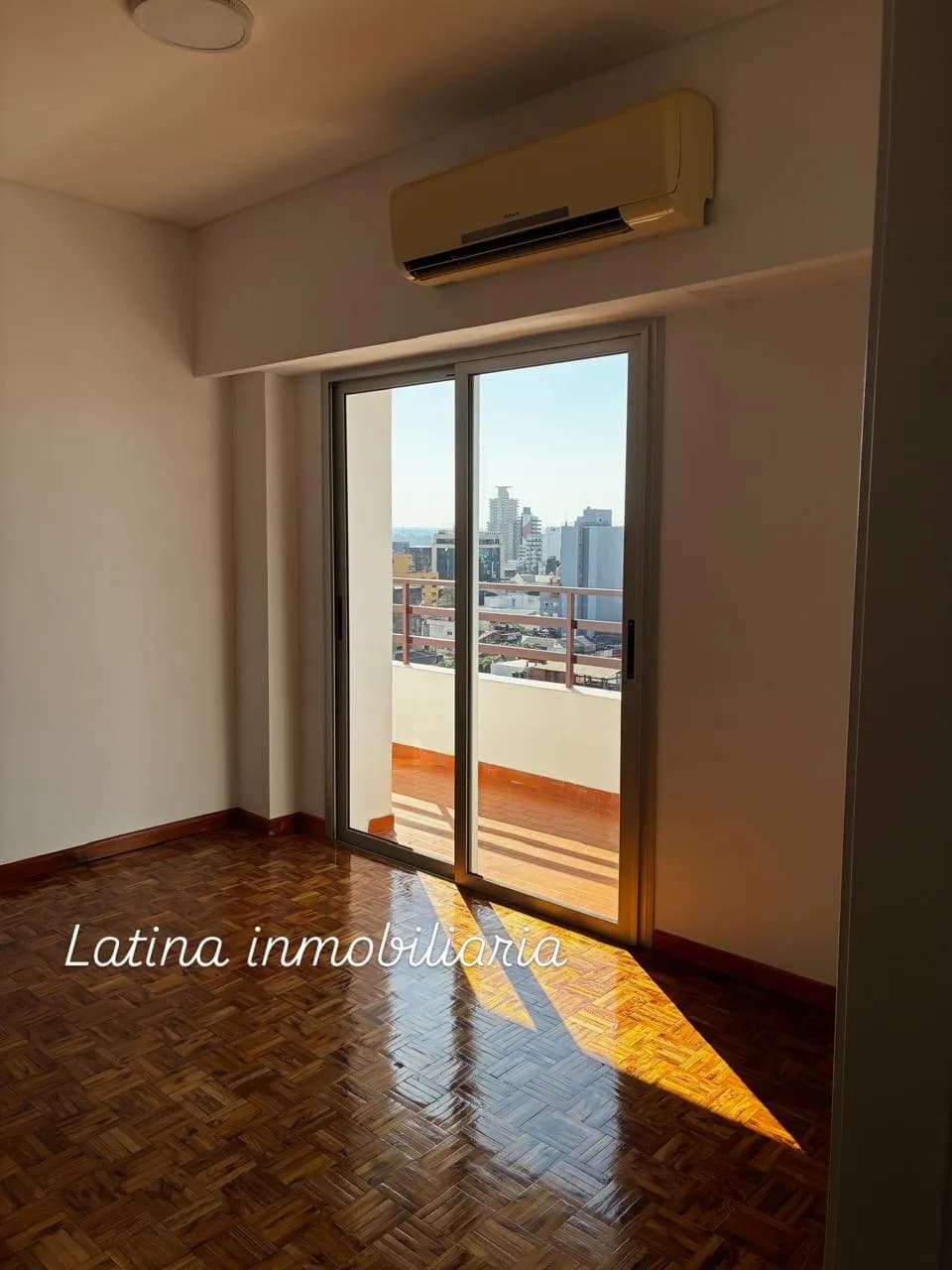 Habitación luminosa con salida al balcón