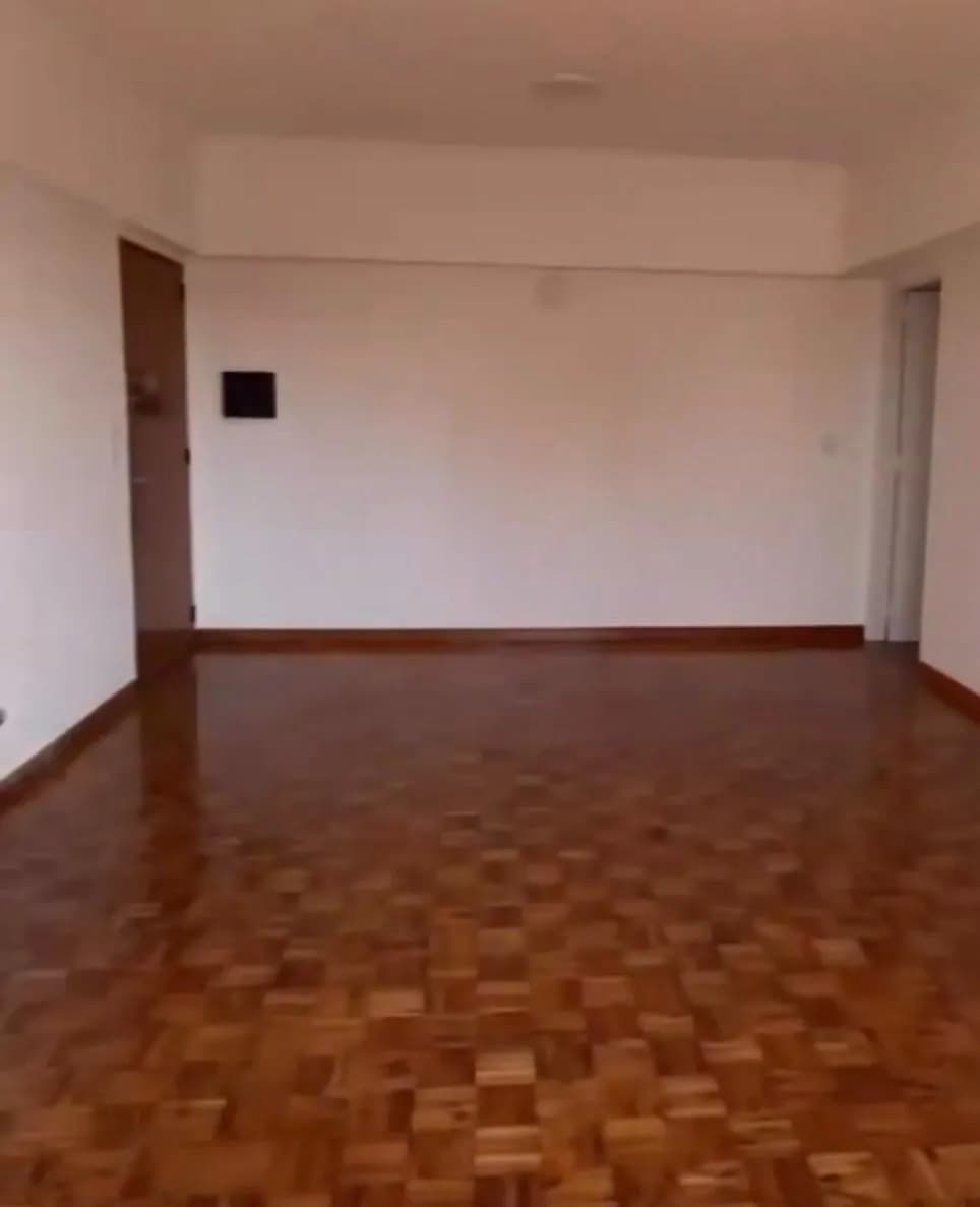 Ambiente amplio con piso parquet