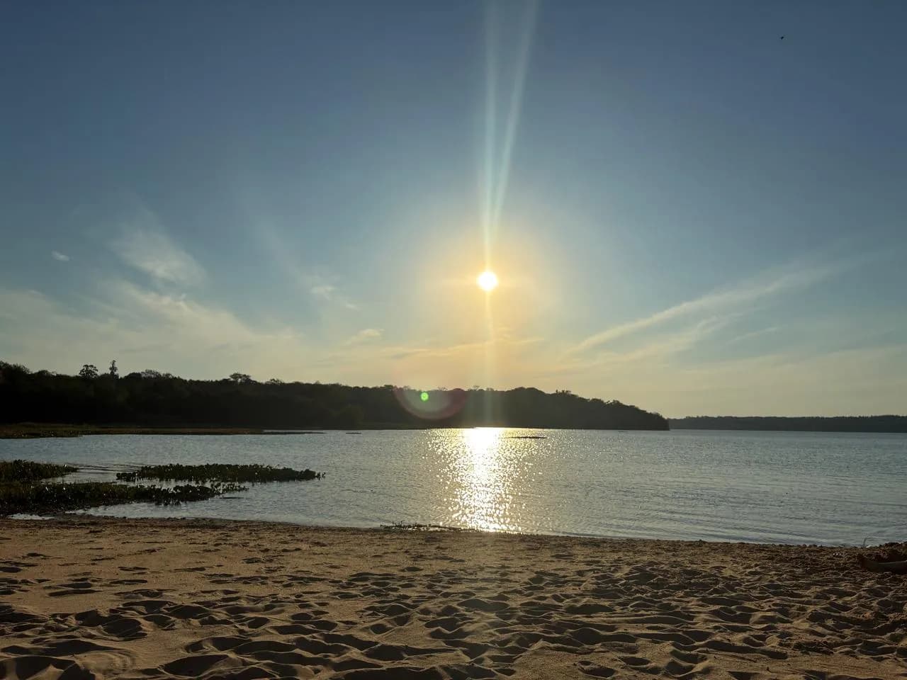 Vista panorámica al lago y playa