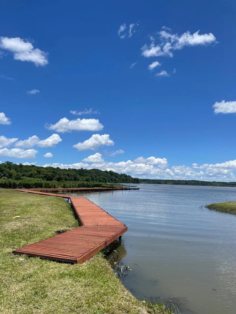 Muelle de madera junto al lago