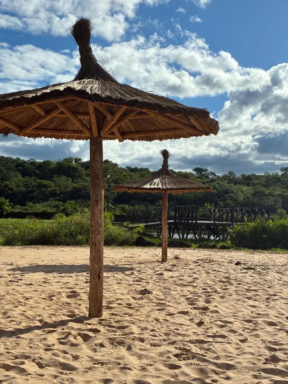 Playa privada con sombrillas de paja