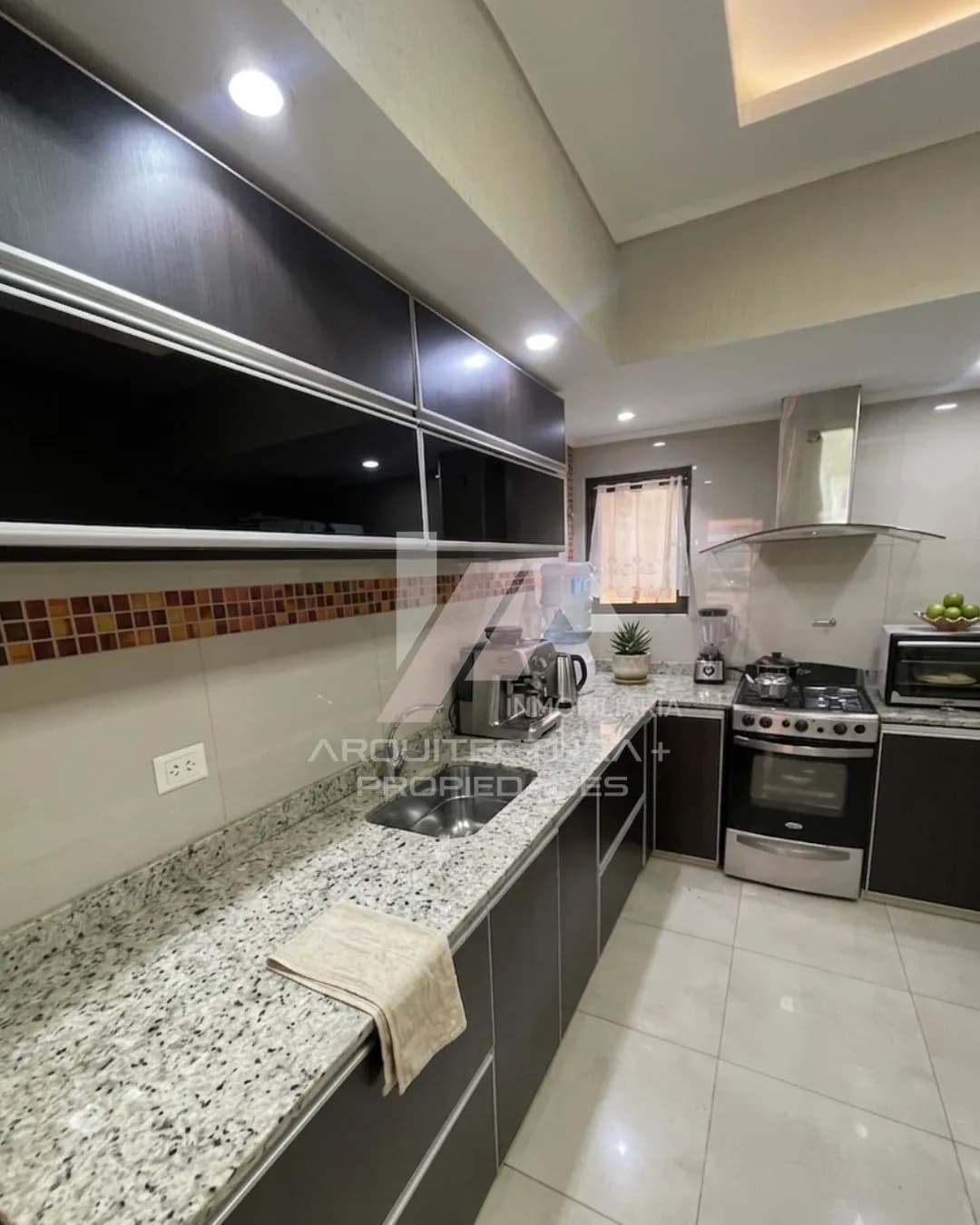 Cocina moderna con mesada de granito