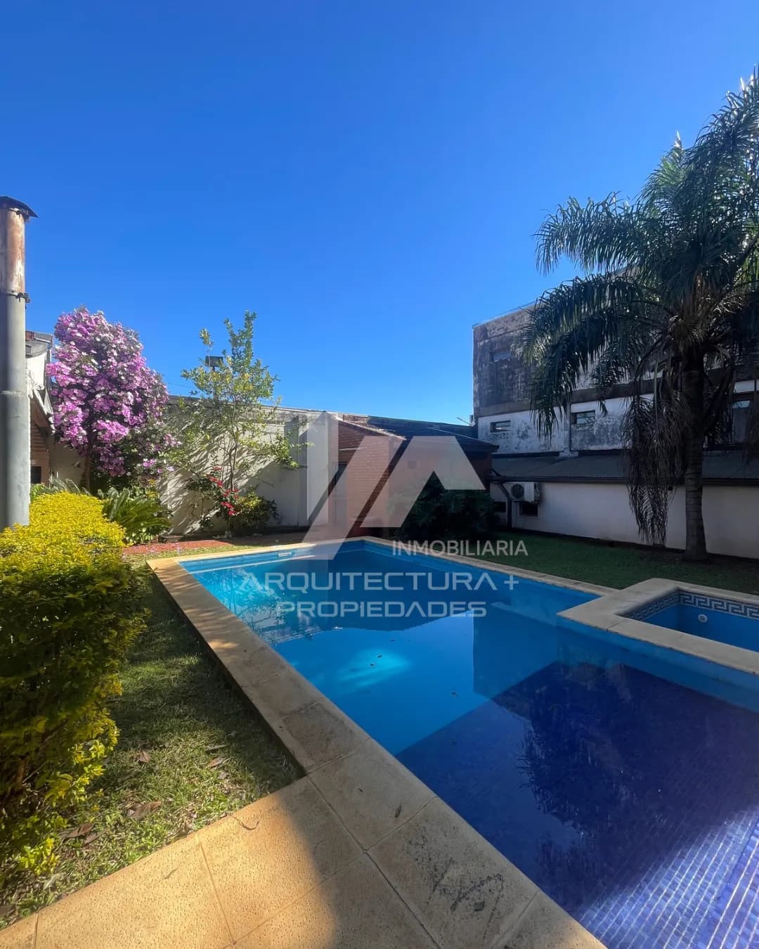 Jardín con piscina y vegetación
