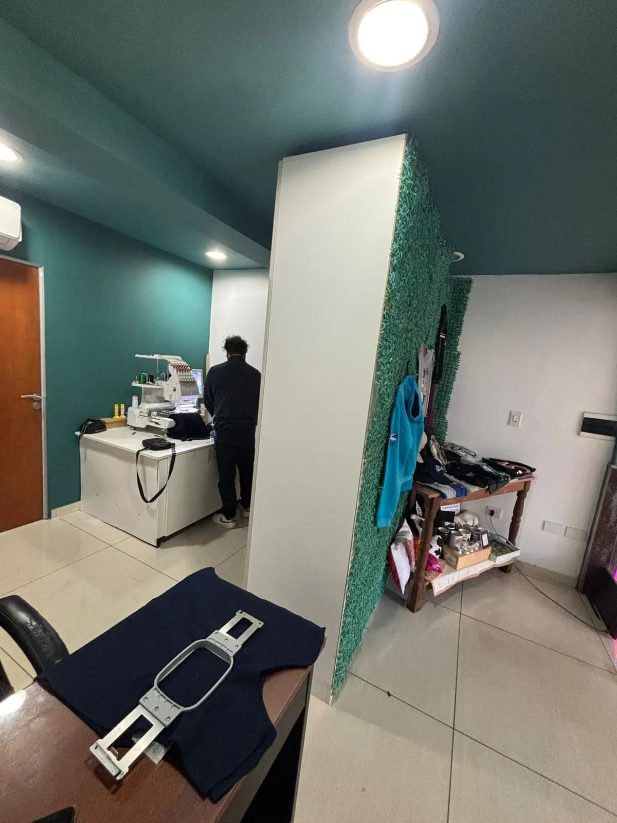 Local comercial con área de trabajo