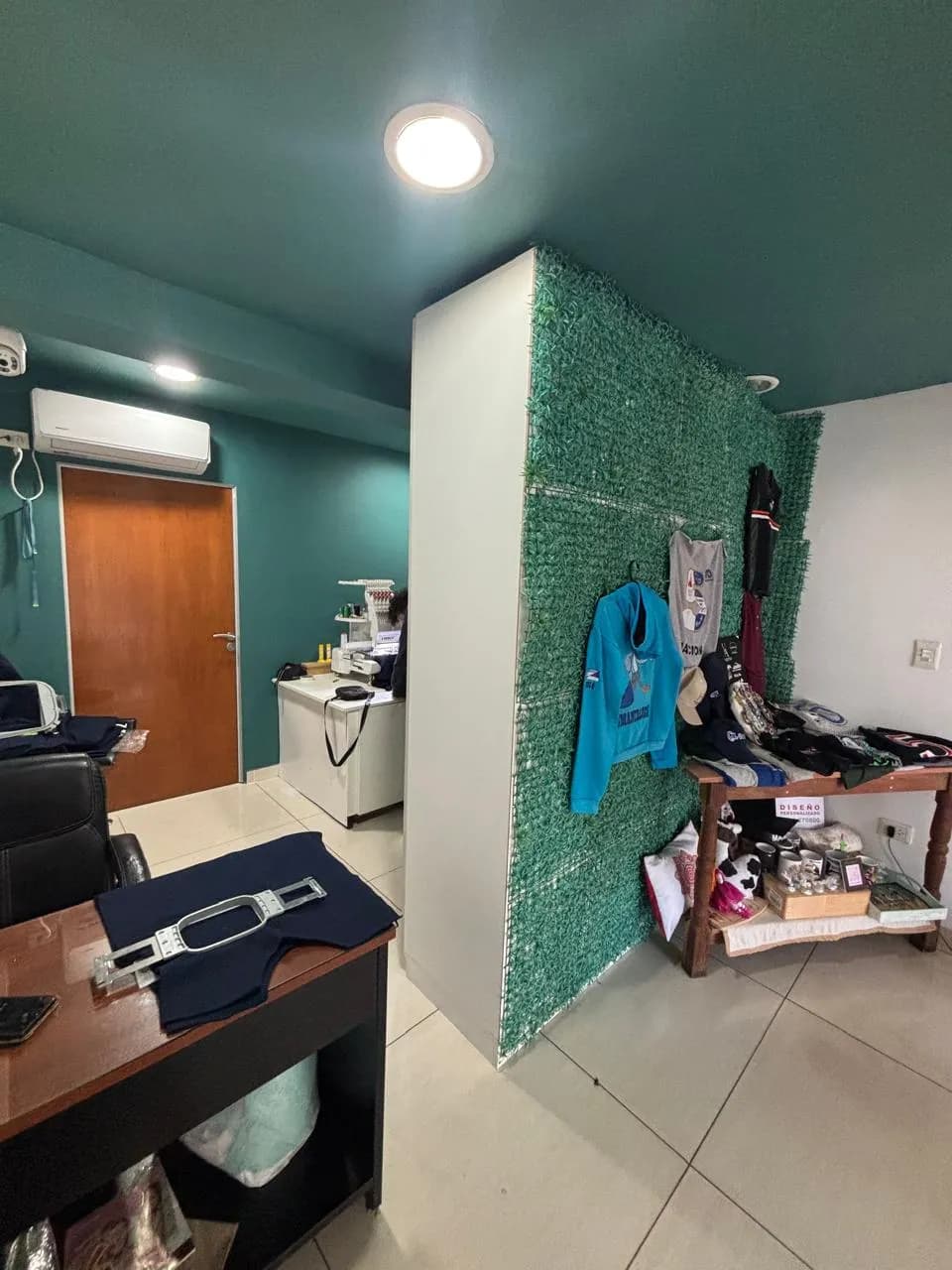 Oficina comercial y taller de bordado