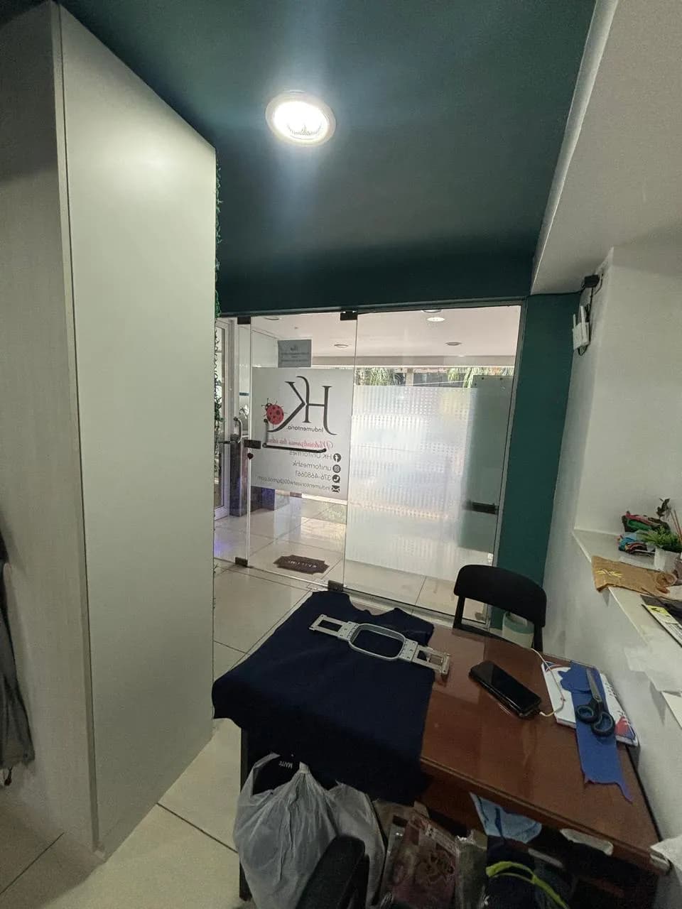 Interior de pequeña oficina comercial