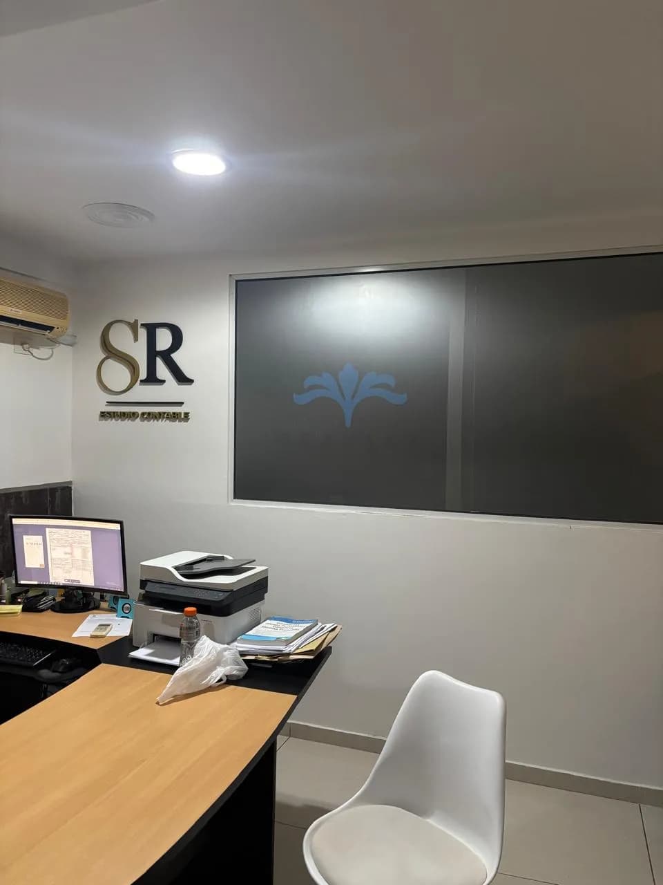 Oficina comercial moderna y equipada
