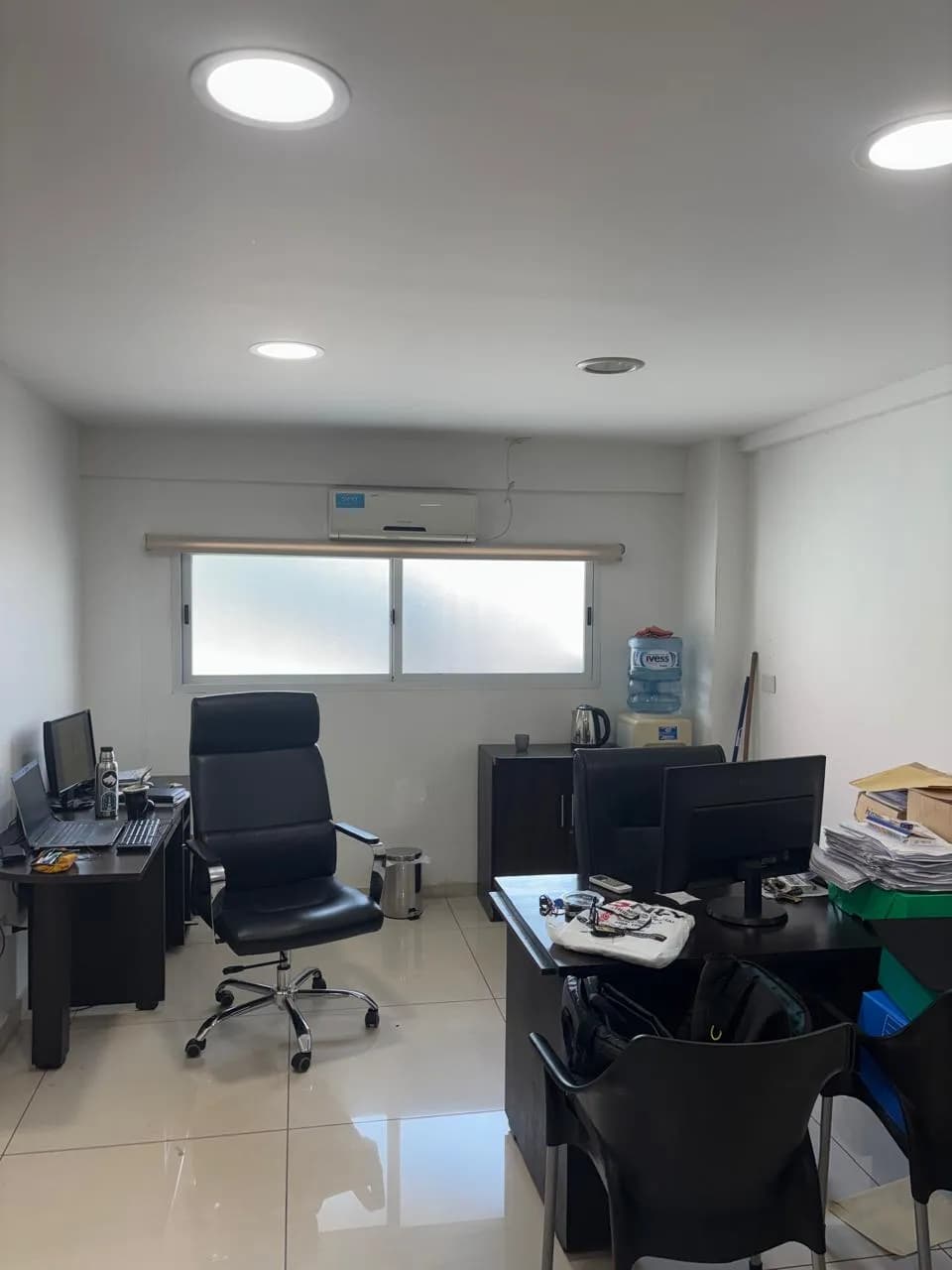 Oficina moderna equipada con escritorios