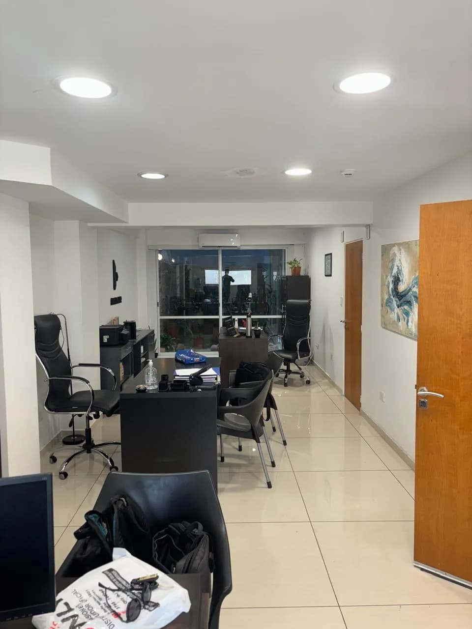 Oficina comercial moderna y amoblada