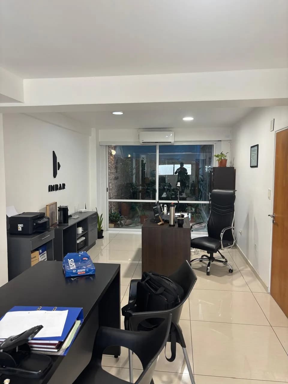 Oficina comercial moderna y equipada