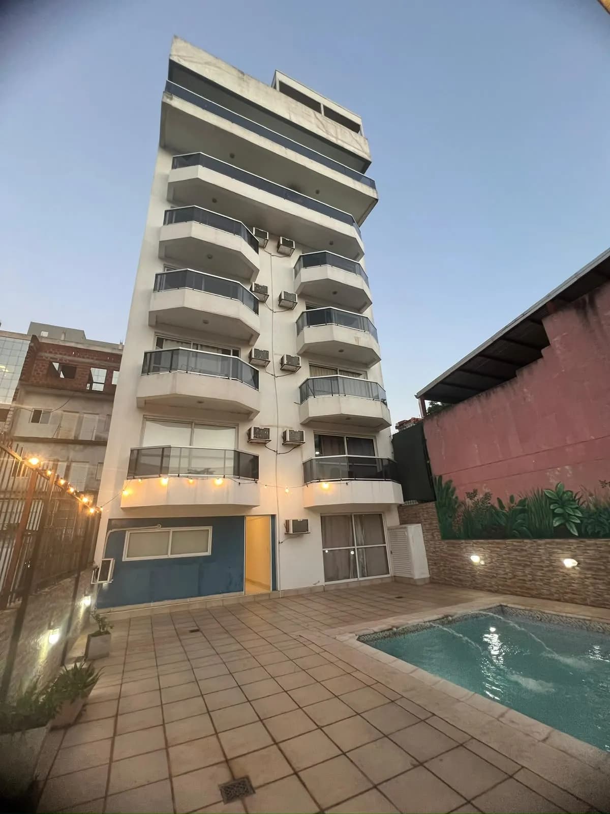 Edificio residencial con piscina y patio