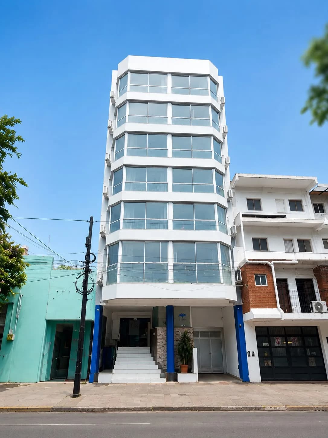 Fachada de moderno edificio blanco