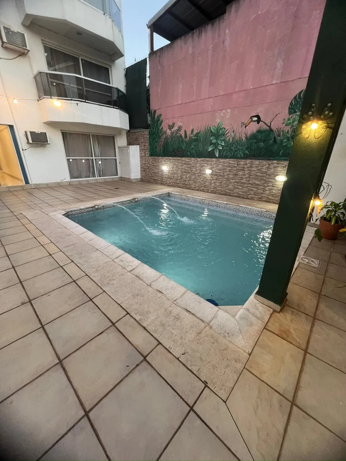 Patio con piscina iluminada