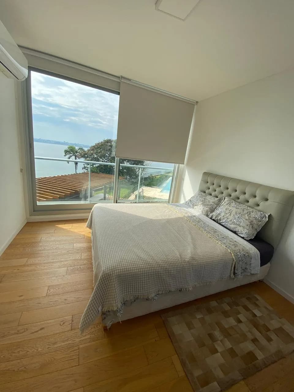 Dormitorio luminoso con vista al río