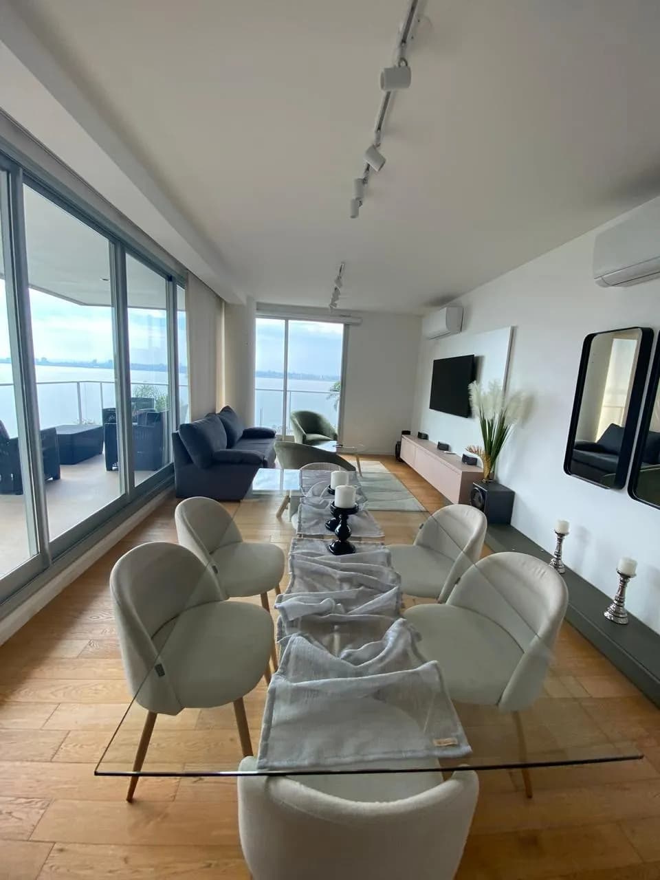 Living comedor moderno con vista panorámica