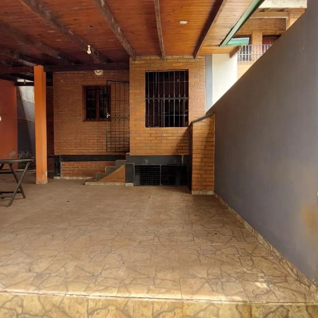 Hermosa casa de dos plantas, con muy buena Ubicación