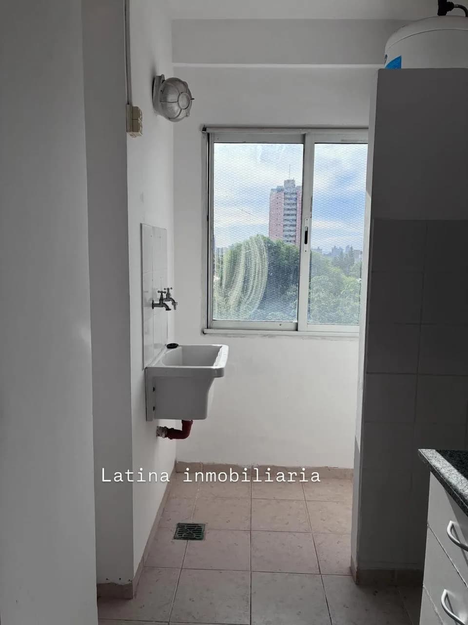 Lavadero luminoso con pileta y ventana