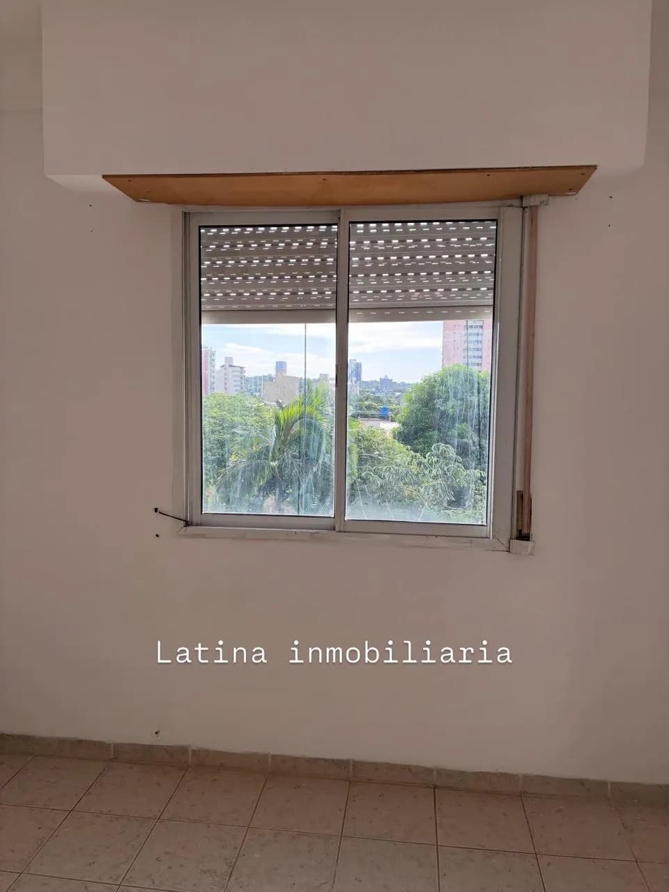 Habitación luminosa con ventana al exterior