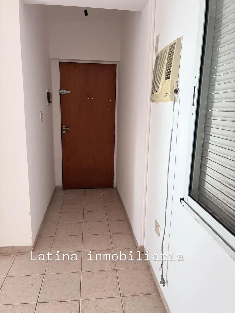Pasillo de entrada con piso cerámico