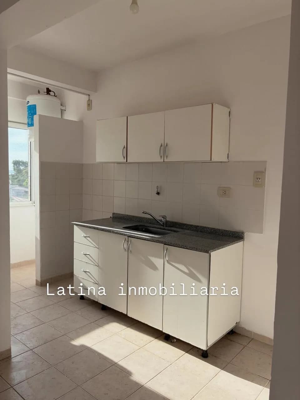 Cocina sencilla con muebles blancos