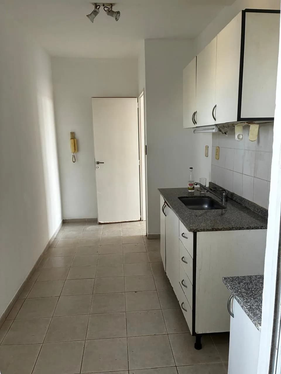 Cocina alargada con muebles blancos